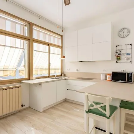 Cute Flat Near The With Parking Apartamento